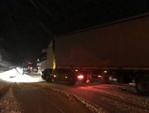 Antalya-Konya karayolunda tipi: TIR ve kamyon geçişi kapatıldı