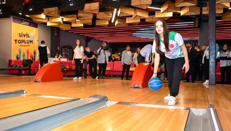 Uşak Valisi Naci Aktaş, Bowling Gençler İl Birinciliği Ödül Törenine Katıldı