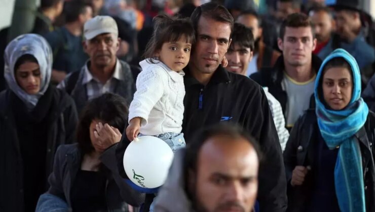 Almanya, Suriyeli mültecilerin iltica başvurularını dondurdu