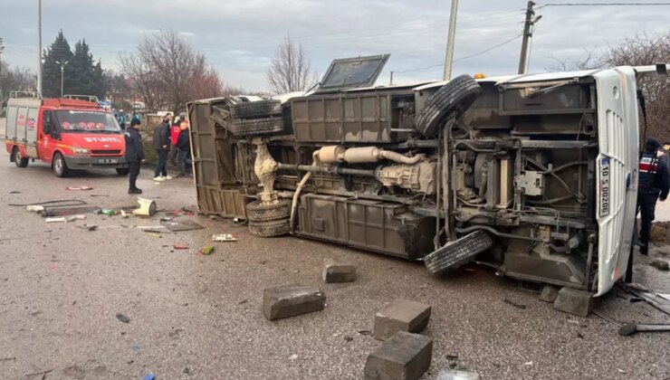 Balıkesir’de öğrenci servisi tırla çarpıştı! Ölü ve yaralılar var