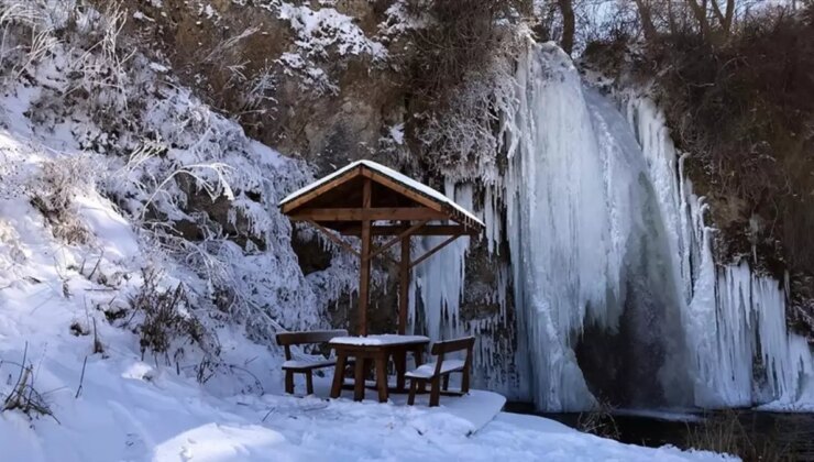 Bayburt’ta hava sıcaklığı eksi 20 derece: Sarıkayalar Şelalesi buz tuttu