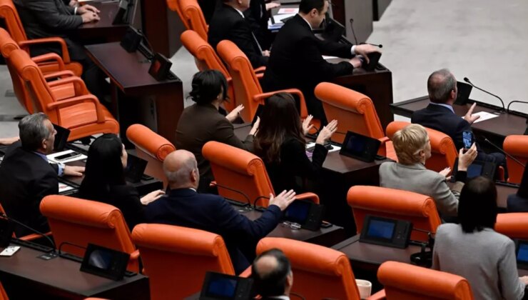 DEM Parti milletvekillerinden Meclis’te zılgıtlı "kayyum" protestosu