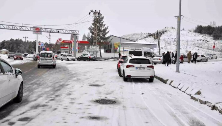 Kars’ta Buzlanan Yolda Öğretmenler Mahsur Kaldı