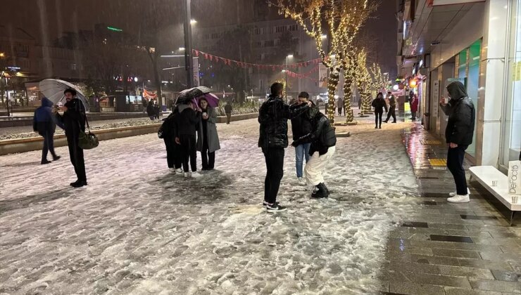 Uşak’ta Şehir Merkezinde Kar Yağışı Etkili Oluyor