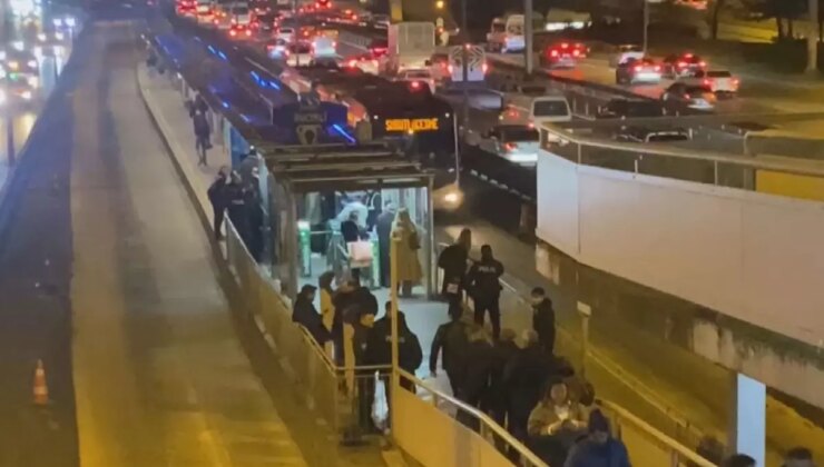 Metrobüs durağında rastgele ateş açtı