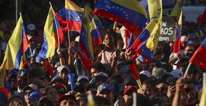 Venezuela’da iktidar ve muhalefet destekçileri aynı gün gösteri düzenledi