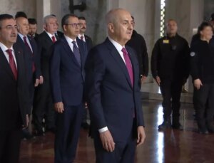 Anıtkabir’de 23 Nisan töreni! Devlet erkanı Atatürk’ün mozolesine çelenk bıraktı