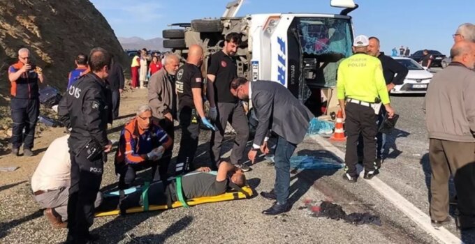 Elazığ’da can pazarı! Midibüs devrildi: Çok sayıda yaralı var