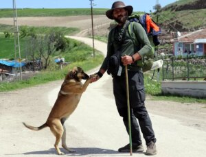 Köpeği ‘Yoldaş’ ile 3,5 yıldır şehir şehir gezerek fidan dikiyor