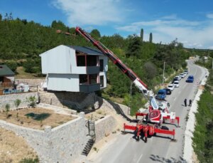 Kaçak villasını yıkımdan vinçle kaçırdı